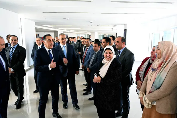 رئيس الوزراء المصري مصطفى مدبولي خلال لقاء مع موظفين الأربعاء (مجلس الوزراء)