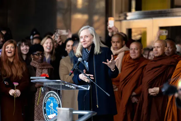 حاكمة فيرجينيا أبيغيل سبانبرغر تتحدّث خلال فعالية في ريتشموند يوم 2 فبراير (أ.ب)