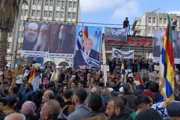 لافتة كبيرة لبنيامين نتنياهو في مظاهرات مؤيدي الهجري الأخيرة (متداولة)