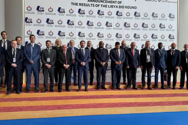 رئيس المؤسسة الوطنية للنفط الليبية وسط ممثلي شركات النفط الفائزة بالمناقصة الأخيرة للنفط والغاز في طرابلس 11 فبراير 2026 (رويترز)