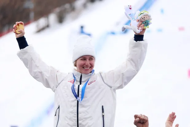 الأميركية إليزابيث ليملاي تحتفل على منصة التتويج (رويترز)