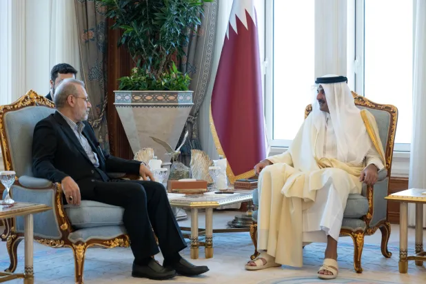 الشيخ تميم بن حمد آل ثاني أمير دولة قطر يستقبل أمين مجلس الأمن القومي الإيراني علي لاريجاني في الدوحة الأربعاء (الديوان الأميري)