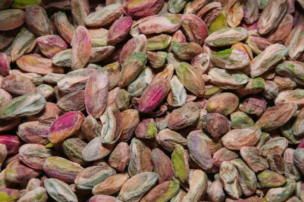 أونصة واحدة من الفستق المحمص تحتوي على 2 ميكروغرام من السيلينيوم (بكسلز)