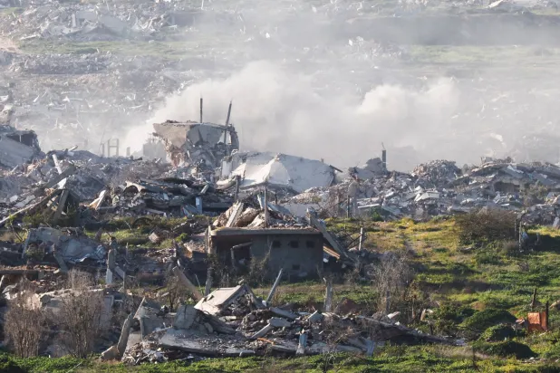 الدخان يتصاعد من غزة عقب انفجار كما يُرى من الجانب الإسرائيلي من الحدود (رويترز)