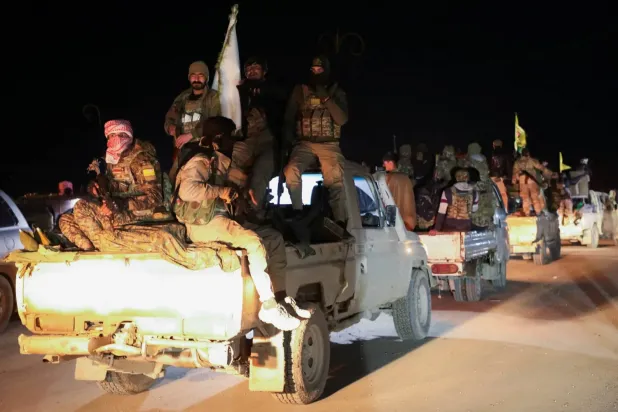 Bir grup SDG’li, Haseke'deki cepheden çekilirken (Reuters)