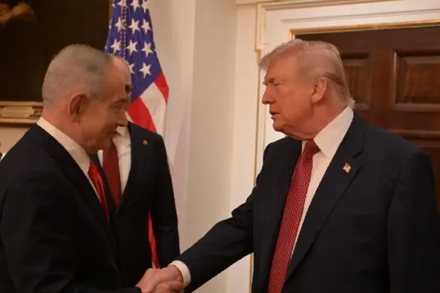  İsrail Başbakanı Binyamin Netanyahu’nun ofisi tarafından yayımlanan, bugün Beyaz Saray’da ABD Başkanı Donald Trump ile gerçekleştirdiği görüşmeye ait fotoğraf.