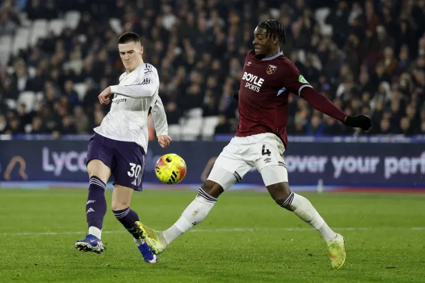 سيسكو (يسار) يسجل الهدف الذي أنقذ يونايتد من السقوط أمام وست هام (رويترز)