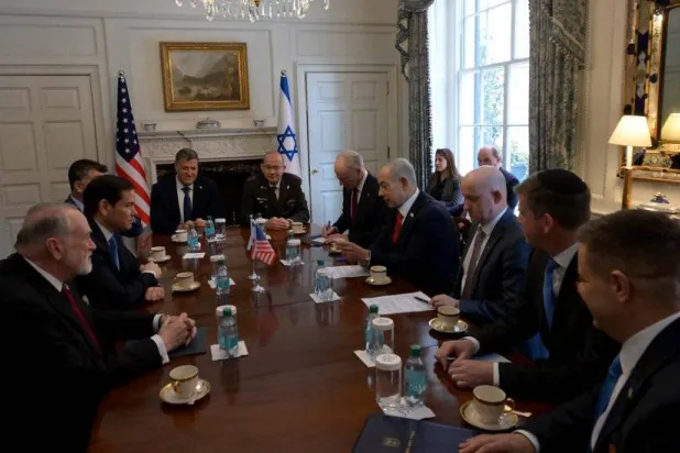 صورة نشرها سفير إسرائيل لدى الولايات المتحدة مايكل لايتر على منصة «إكس» من لقاء نتنياهو ووزير الخارجية الأميركي ماركو روبيو في «بلير هاوس» بواشنطن الأربعاء