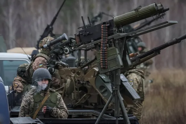 جنود أوكرانيون يشاركون في تدريبات للدفاع الجوي وسط الهجوم الروسي على بلادهم في منطقة تشيرنيهيف بأوكرانيا 11 نوفمبر 2023 (رويترز)
