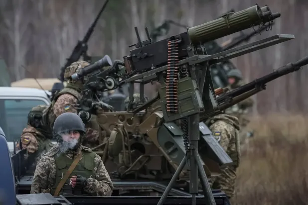 Ukraynalı askerler, Rusya'nın ülkelerine yönelik saldırıları sürerken, 11 Kasım 2023 tarihinde Ukrayna'nın Çernihiv bölgesinde hava savunma tatbikatlarına katılıyorlar (Reuters)