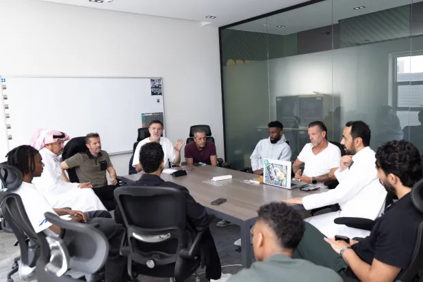 جانب من الاجتماع الفني الذي عقده الجهاز المساعد لمدرب المنتخب السعودي مع لاعبي الهلال (الشرق الأوسط)