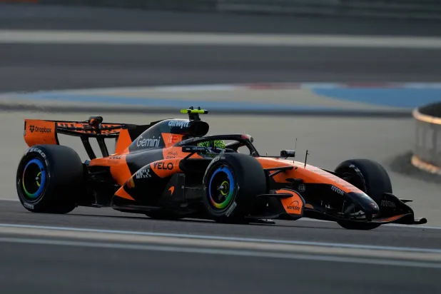 لاندو نوريس سائق فريق ماكلارين البريطاني يقود سيارته خلال اختبارات ما قبل انطلاق موسم الفورمولا 1 على حلبة البحرين (أ.ب)