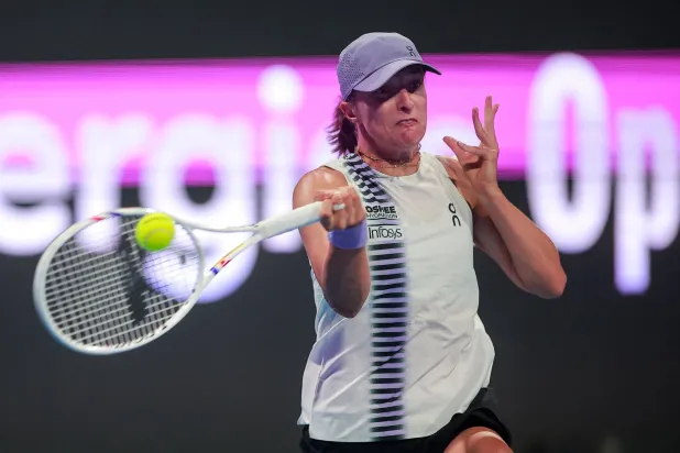 البولندية إيغا شفيونتيك تعيد الكرة خلال مواجهتها أمام الأسترالية داريا كاساتكينا (أ.ف.ب)