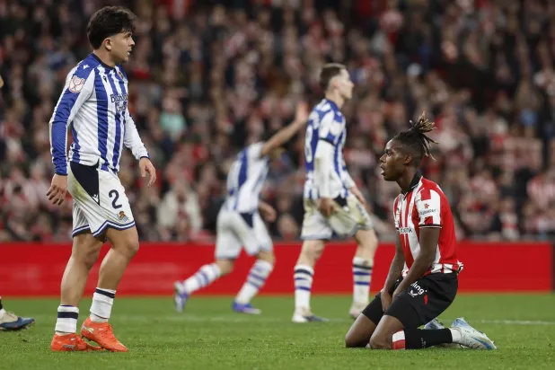 مهاجم أتلتيك بلباو نيكو ويليامز بعد خسارة فريقه أمام ريال سوسييداد في ذهاب نصف نهائي كأس إسبانيا (إ.ب.أ).