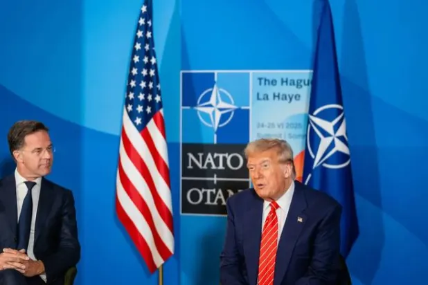 ABD Başkanı ve NATO Genel Sekreteri, Haziran 2025'te Lahey Zirvesi'nde düzenlenen basın toplantısında konuşurken (DPA)