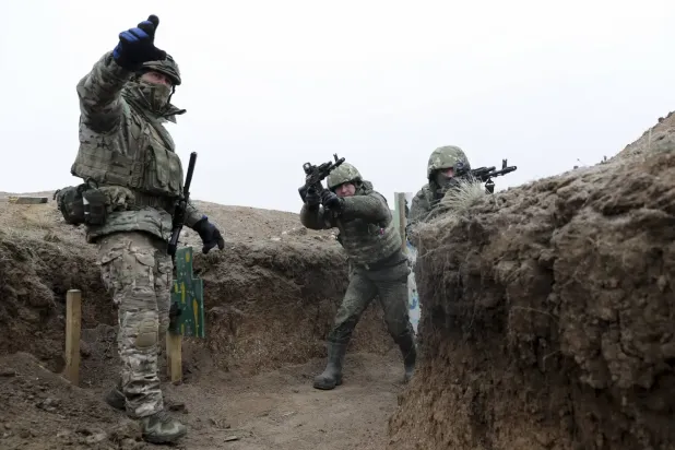 Rusya'nın Volgograd bölgesindeki bir eğitim alanında Rus askerleri (Arşiv-AP)