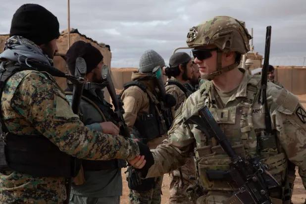 An American soldier shakes hands with a member of the Syrian Democratic Forces (SDF) in the Al-Tanf region - December 28, 2024 (US Army)