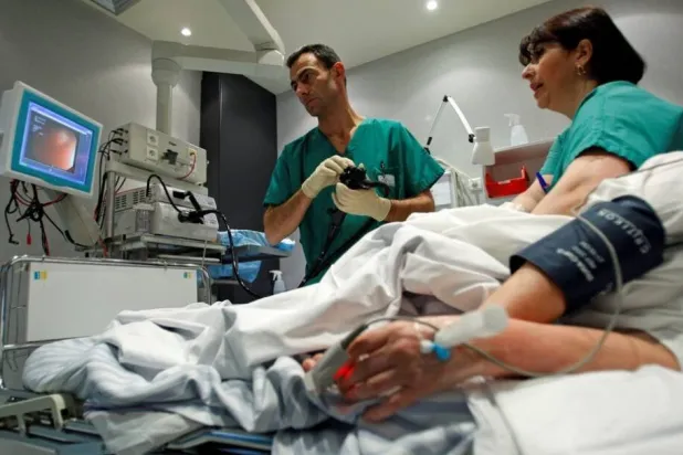 آلام البطن والإسهال والنزف الشرجي وفقر الدم تُعدُّ «إشارات تحذيرية» مبكرة قد تظهر قبل أشهر أو حتى سنوات من تشخيص سرطان القولون (أرشيفية - رويترز)