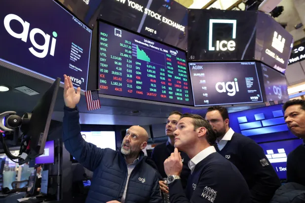 متداولون يعملون في بورصة نيويورك (رويترز)