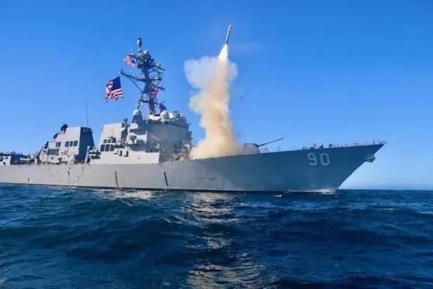المدمرة الأميركية «تشافي» تطلق صواريخ «توماهوك» الجوالة (أرشيفية - البحرية الأميركية عبر فيسبوك)