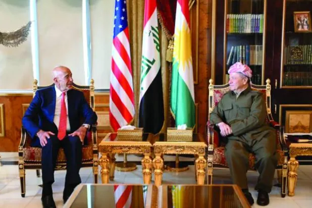 الزعيم الكردي مسعود بارزاني مستقبلاً المبعوث الأميركي توماس برَّاك في أربيل (الحزب الديمقراطي الكردستاني)