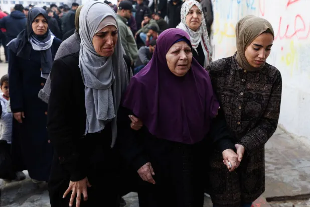 مشيّعون خلال جنازة فلسطينيين قُتلوا في غارة إسرائيلية يوم الاثنين بمستشفى «الشفاء» في مدينة غزة (رويترز)