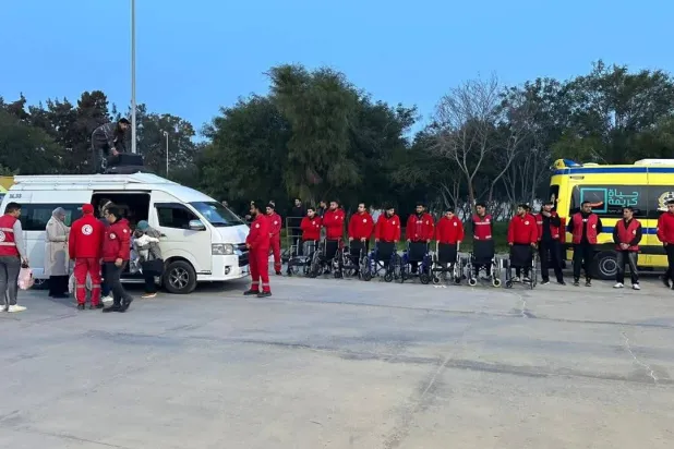 سيارات الإسعاف أمام معبر رفح الخميس في انتظار الجرحى الفلسطينيين (هيئة الاستعلامات المصرية)