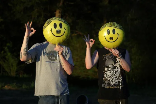 هناك تصرف بسيط مدته لا تتخطى الدقيقة يمكن أن يساعد في تعزيز مزاج الأشخاص (رويترز) 