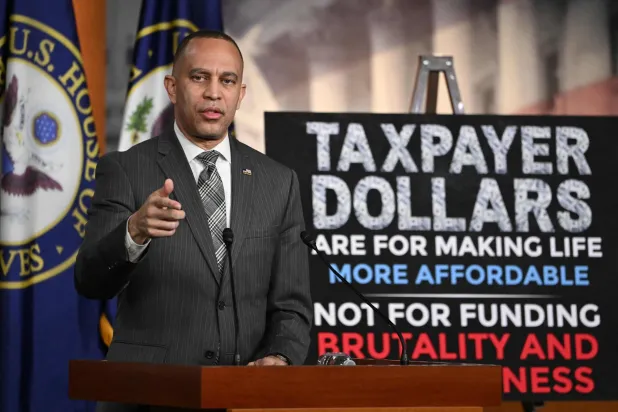 زعيم الأقلية الديمقراطية بمجلس النواب الأميركي حكيم جيفريز يتحدث خلال مؤتمر صحافي في مبنى الكابيتول الأميركي (أ.ف.ب)