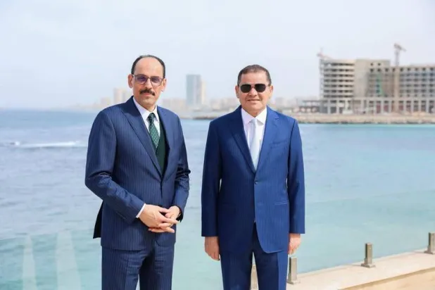 الدبيبة ورئيس جهاز الاستخبارات التركي على ساحل «المتوسط» في طرابلس (مكتب الدبيبة)