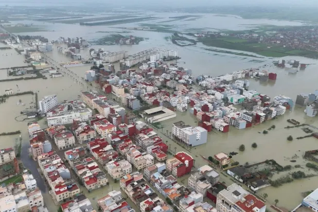 جانب من الفياضانات التي ضربت مدينة القصر الكبير شمال المغرب (رويترز)