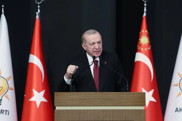 الرئيس التركي رجب طيب إردوغان لمح إلى إطلاق حملة انتخابية من أحياء تركيا الفقيرة خلال اجتماع لرؤساء فروع حزبه في أنقرة الخميس (الرئاسة التركية)