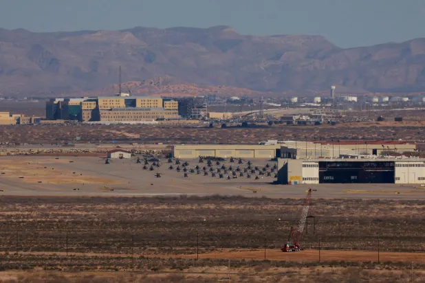 طائرات هليكوبتر في قاعدة «فورت بليس» الجوية بعدما رفعت إدارة الطيران الفيدرالية الأميركية إغلاقها المؤقت للمجال الجوي فوق مدينة إل باسو 11 فبراير (رويترز)