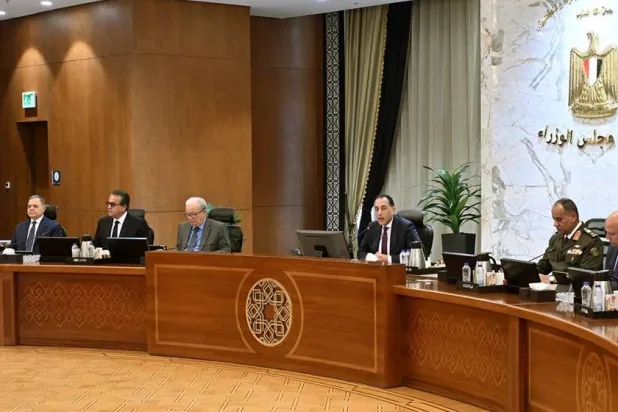 رئيس الوزراء المصري مصطفى مدبولي خلال أول اجتماع لحكومته الجديدة (مجلس الوزراء المصري)