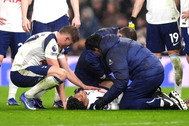 10 February 2026, United Kingdom, London: Tottenham Hotspur's Wilson Odobert receives medical treatment during the English Premier League soccer match between Tottenham Hotspur and Newcastle United at the Tottenham Hotspur Stadium. Photo: John Walton/PA Wire/dpa
