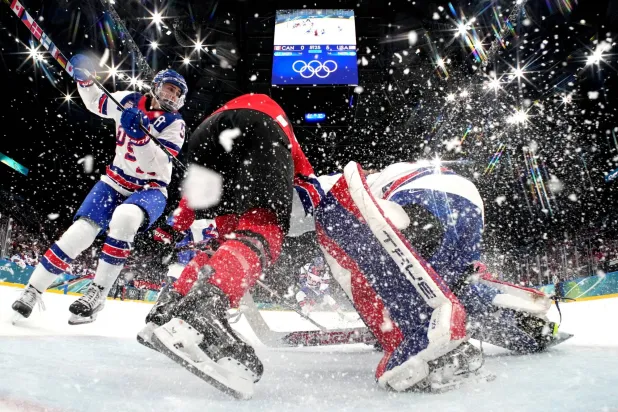 الهوكي على الجليد (رويترز)