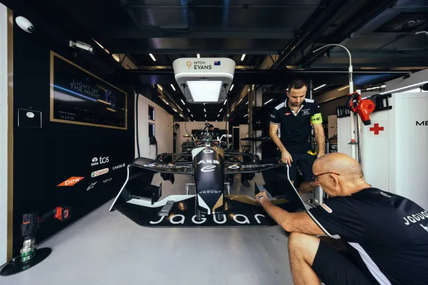 سائق ومساعده يجهزان سيارتهما في انتظار السباق الجمعة (الاتحاد السعودي للسيارات)