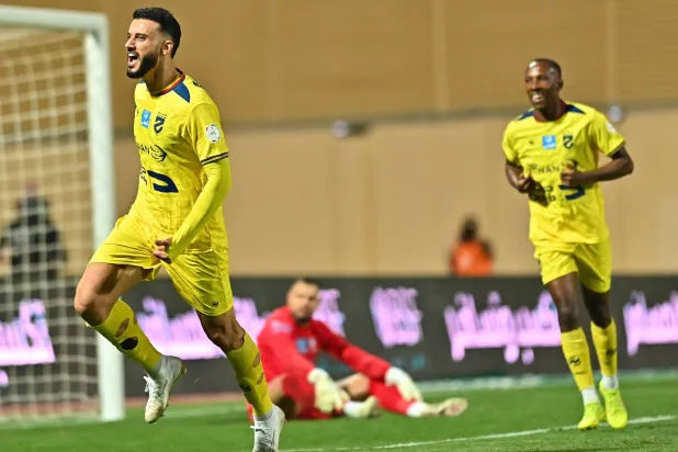 عمر السومة يحتفل بهدفه في شباك الأخدود (الدوري السعودي) 