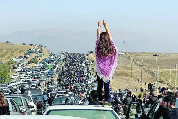 آلاف ممن شاركوا في مراسم «أربعين» مهسا أميني يشقون طريقهم نحو مقبرة بسقز الكردية غرب إيران أكتوبر 2022 (أ.ف.ب)