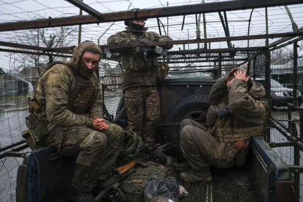 صورة وزّعها الجيش الأوكراني الاثنين لجنود قرب كوستيانتينيفكا في إقليم دونيتسك (إ.ب.أ)