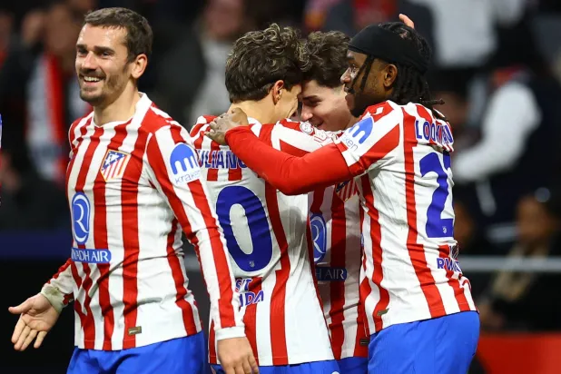 الأرجنتيني جوليان ألفاريز لاعب أتلتيكو مدريد يحتفل مع زملائه بعد تسجيل الهدف الرابع لفريقه (رويترز)