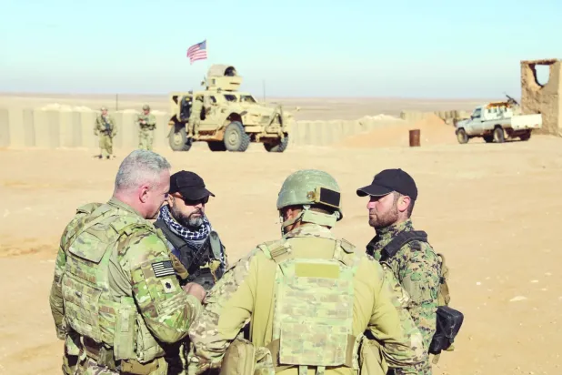 El-Tanf üssü yakınlarında "Özgür Suriye Ordusu" savaşçılarıyla birlikte Amerikan askerleri (Arşiv -Özgür Suriye Ordusu)