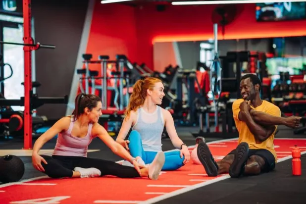 أشخاص يتدربون في نادٍ رياضي (رويترز)