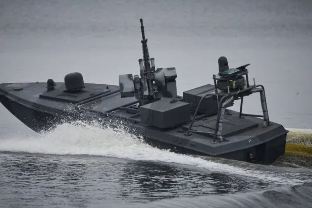 مسيّرة بحرية أوكرانية فوق الماء خلال عرض توضيحي لجهاز الأمن الأوكراني في موقع غير معلن في أوكرانيا... 17 أكتوبر 2025 (أ.ب)