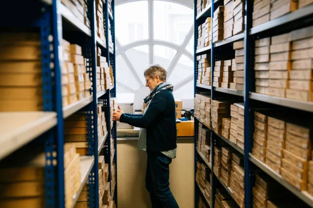 موظفة تعمل في الأرشيف الجيولوجي للمتحف الملكي لأفريقيا الوسطى بالقرب من بروكسل (أ.ف.ب)