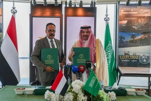 وزير الأشغال العامة في الحكومة اليمنية حسين العقربي مع السفير السعودي محمد آل جابر (سبأ)