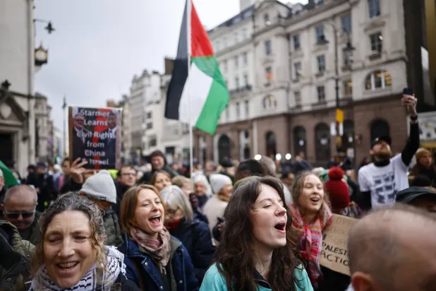 أنصار حركة «فلسطين أكشن» يرفعون لافتات خارج المحكمة احتفالاً بفوزهم في طعن قانوني ضد قرار حظر الجماعة بموجب قوانين مكافحة الإرهاب... في العاصمة البريطانية لندن 13 فبراير 2026 (إ.ب.أ)
