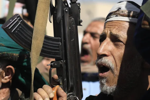 عناصر حوثيون خلال مظاهرة في صنعاء أمام السفارة الأميركية (إ.ب.أ)