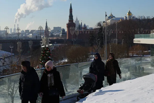 People walk along the Zaryadye Floating Bridge on a cold winter day, with the Kremlin in the background, in Moscow, Russia February 5, 2026. REUTERS/Anastasia Barashkova
