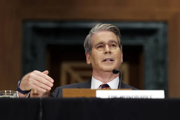 سكوت بيسنت يحضر جلسة استماع للجنة الخدمات المصرفية والإسكان والشؤون الحضرية في مجلس الشيوخ بمبنى الكابيتول (إ.ب.أ)